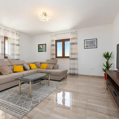 Monti By Briskva Willa *